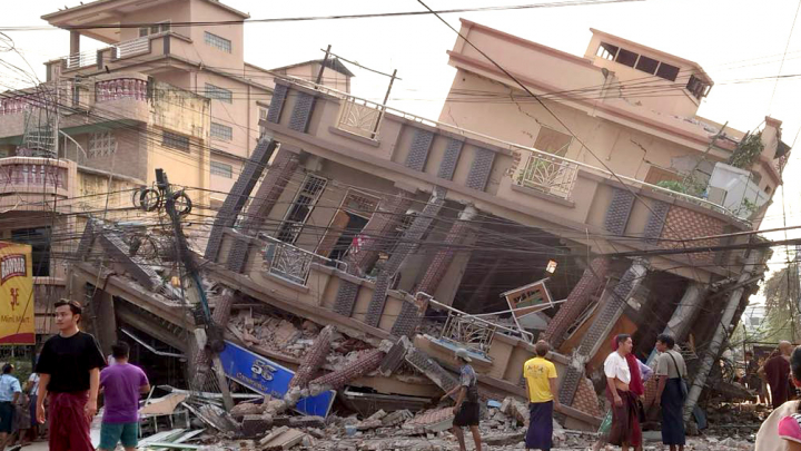 Photo3 - 地震重災區之一的曼德勒地區房屋及建築物嚴重被毀。災區電力及通訊系統中斷，增加救援難度。