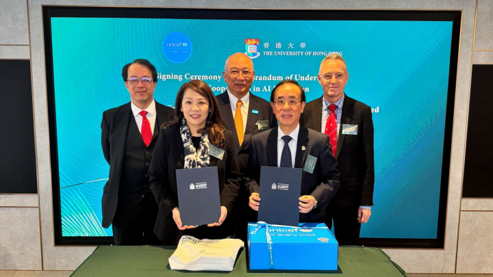 Photo 2 - （從左至右）UNICEF HK委員曾立基先生、UNICEF HK總幹事趙言湄教授、UNICEF HK委員兼資訊科技委員會主席孔令成先生、HKU AcT主席嚴志堅教授、港大副校長（教學）何立仁教授合照