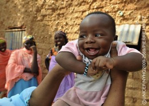 Three-month-old Abdoulrachid Hamissou smiles in the village of Foura Guiké, in the southern Maradi Region. Abdoulrachid has benefitted from the promotion of essential family practices in the village. Four volunteers in the community promote essential family practices that reduce child diarrhoea, prevent malaria and improve hygiene. They also promote exclusive breastfeeding and growth monitoring for children, practices that help prevent malnutrition. In October 2009 in Niger, rates of malnutrition are escalating due to irregular rains and faltering crop yields. The country already has high chronic malnutrition rates, with half of children experiencing stunted growth, and one of the highest child mortality rates in the world, with 17 per cent of children dying before the age of five. Late and erratic rains led to failed harvests in the southern regions, where farmers and pastoralists were already contending with reduced pasture lands and high food prices. Meanwhile, heavy rains caused the worst flooding in decades in the northern Agadez Region, destroying farms and wiping out crops. The flood damage in Agadez leaves little food or employment for southern migrants who travel north to work the fields each year. According to the Government, over 100 agricultural zones, and nearly two million people, are food insecure, numbers that may rise. In response, UNICEF, the World Food Programme (WFP), Médecins sans frontières (MSF) and other partners are providing health care and nutritional support throughout the country. Food distributions have also been launched in the southern regions to limit rising malnutrition rates.