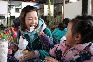 © UNICEF HK/2016 <br> 在UNICEF所支援的幼兒園接受教育的兒童，都顯得較為開朗熱情，有小女孩更主動餵Cindy吃東西呢。