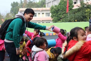 © UNICEF HK/2016 <br>本身是國泰機師又曾在山區義教的Patrick，鼓勵大家身體力行，關注農村兒童。