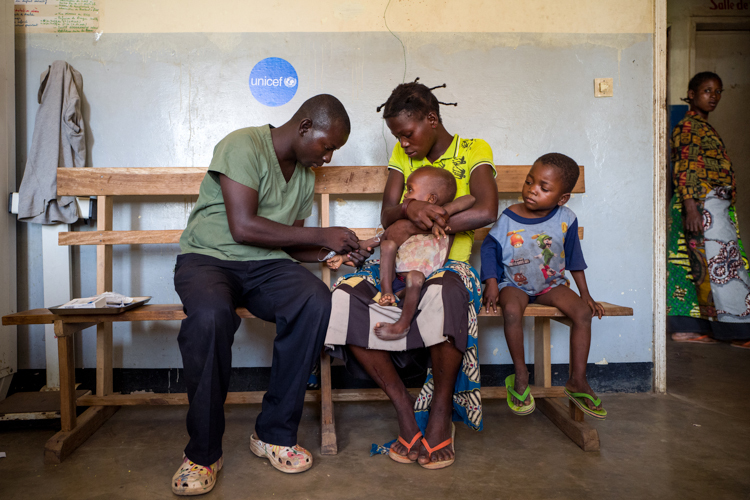 Un infirmier de l'hôpital de Kabea Kamwanga traite un enfant en état de malnutrition et souffrant de paludisme, à l'aide de médicaments offert par l'UNICEF, le 20 mai 2017. L'hôpital de Kabea Kamwanga, soutenu par l'UNICEF à l'aide de fonds d'urgence, est situé à 70 km au nord-ouest de Mbuji-mayi, en direction de Kananga, dans la province du Kasaï Orientale, au sud de la République démocratique du Congo, une région en proie aux conflits entre les miliciens du chef traditionnel Kamuina Nsapu et les Forces Armées de la République démocratique du Congo (FARDC) depuis juin 2016.     /     A nurse from the Kabea Kamwanga hospital is treating a malnourished and malaria-infected child with medicines donated by UNICEF, on May 20th 2017.The hospital of Kabea Kamwanga, supported by UNICEF with emergency funds is located 70 km north-west of Mbuji-mayi, in the direction of Kananga, in the province of Kasai Orientale, in the south Of the Democratic Republic of the Congo, a region plagued by conflict between the militia of the traditional leader Kamuina Nsapu and the Armed Forces of the Democratic Republic of the Congo (FARDC) since June 2016.