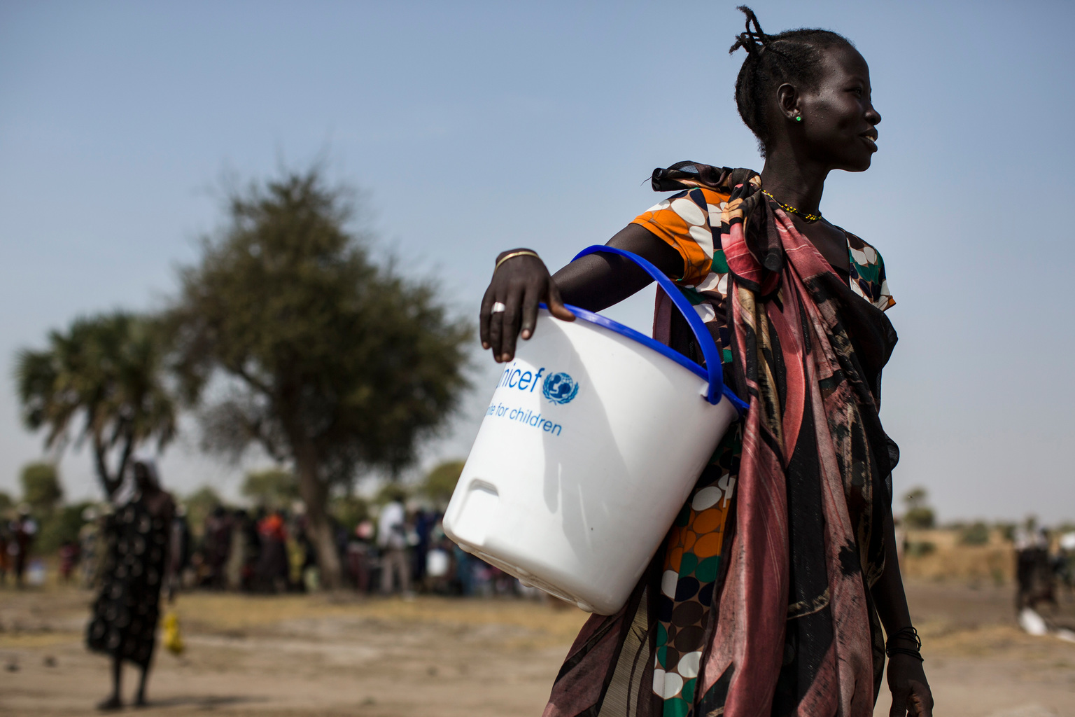 A woman holds a UNICEF donated bucket during a Rapid Response Mission (RRM) in the village of Rubkuai, Unity State, South Sudan, Feuary 16, 2017. In 2017 in South Sudan, ongoing insecurity, combined with an economic crisis that has pushed inflation above 800 percent, has created widespread food insecurity with malnutrition among children having reached emergency levels in most parts of the country. In 2016, UNICEF and partners admitted 184,000 children for treatment of severe malnutrition. That is 50 percent higher than the number treated in 2015 and an increase of 135 percent over 2014. In Feuary 2017, war and a collapsing economy have left some 100,000 people facing starvation in parts of South Sudan where famine was declared 20 Feuary, three UN agencies warned. A further 1 million people are classified as being on the ink of famine. The Food and Agriculture Organization of the United Nations (FAO), the United Nations Children’s Fund (UNICEF) and the World Food Programme (WFP) also warned that urgent action is needed to prevent more people from dying of hunger. If sustained and adequate assistance is delivered urgently, the hunger situation can be improved in the coming months and further suffering mitigated. The total number of food insecure people is expected to rise to 5.5 million at the height of the lean season in July if nothing is done to curb the severity and spread of the food crisis. According to the Integrated Food Security Phase Classification (IPC) update released 20 Feuary by the government, the three agencies and other humanitarian partners, 4.9 million people – more than 40 percent of South Sudan’s population – are in need of urgent food, agriculture and nutrition assistance. Unimpeded humanitarian access to everyone facing famine, or at risk of famine, is urgently needed to reverse the escalating catastrophe, the UN agencies urged. Further spread of famine can only be prevented if humanitarian assistance is scaled up and