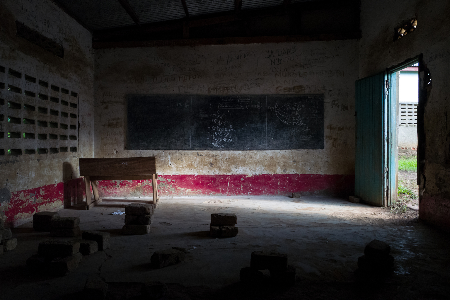 Tshinyama Primary School is one of four schools plundered during the clashes between Kamuina Nsapu movement rebels and the police in March 2017 in Nganza commune, 4km from Kamina, the capital of Kasai province Occidental, Democratic Republic of the Congo. - L'école primaire Tshinyama est l'une des quatre écoles pillées lors des affrontements entre les rebelles du mouvement Kamuina Nsapu et les forces de l'ordre en mars 2017 dans la commune de Nganza, à 4km de Kamina, capitale de la province du Kasaï Occidental, en République Démocratique du Congo. In August 2016, fighting oke out in one of the Democratic Republic of Congos (DRC) poorest regions - Kasai - after a traditional leader was killed in clashes with security forces. The situation deteriorated in 2017, unleashing a wave of violence that has now engulfed nine of the countrys 26 provinces.
