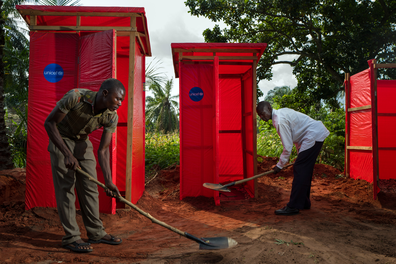 Community relays are maintaining UNICEF-built latrines and showers at the Tshinyama health center, a village near Miabi, located 30 km north-west of Mbuji-mayi, in the direction of Kananga, in the province of Kasai Orientale, in the south Of the Democratic Republic of the Congo, a region plagued by conflict between the militia of the traditional leader Kamuina Nsapu and the Armed Forces of the Democratic Republic of the Congo (FARDC) since June 2016. - Des relais communautaire entretiennent les blocs de latrines et de douches construits par l'UNICEF au centre de santé de Tshinyama, un petit village proche de Miabi, situé à 30 km au nord-ouest de Mbuji-mayi, en direction de Kananga, dans la province du Kasaï Orientale, au sud de la République Démocratique du Congo, une région en proie aux conflits entre les miliciens du chef traditionnel Kamuina Nsapu et les Forces Armées de la République démocratique du Congo (FARDC) depuis juin 2016. In August 2016, fighting oke out in one of the Democratic Republic of Congos (DRC) poorest regions - Kasai - after a traditional leader was killed in clashes with security forces. The situation deteriorated in 2017, unleashing a wave of violence that has now engulfed nine of the countrys 26 provinces.