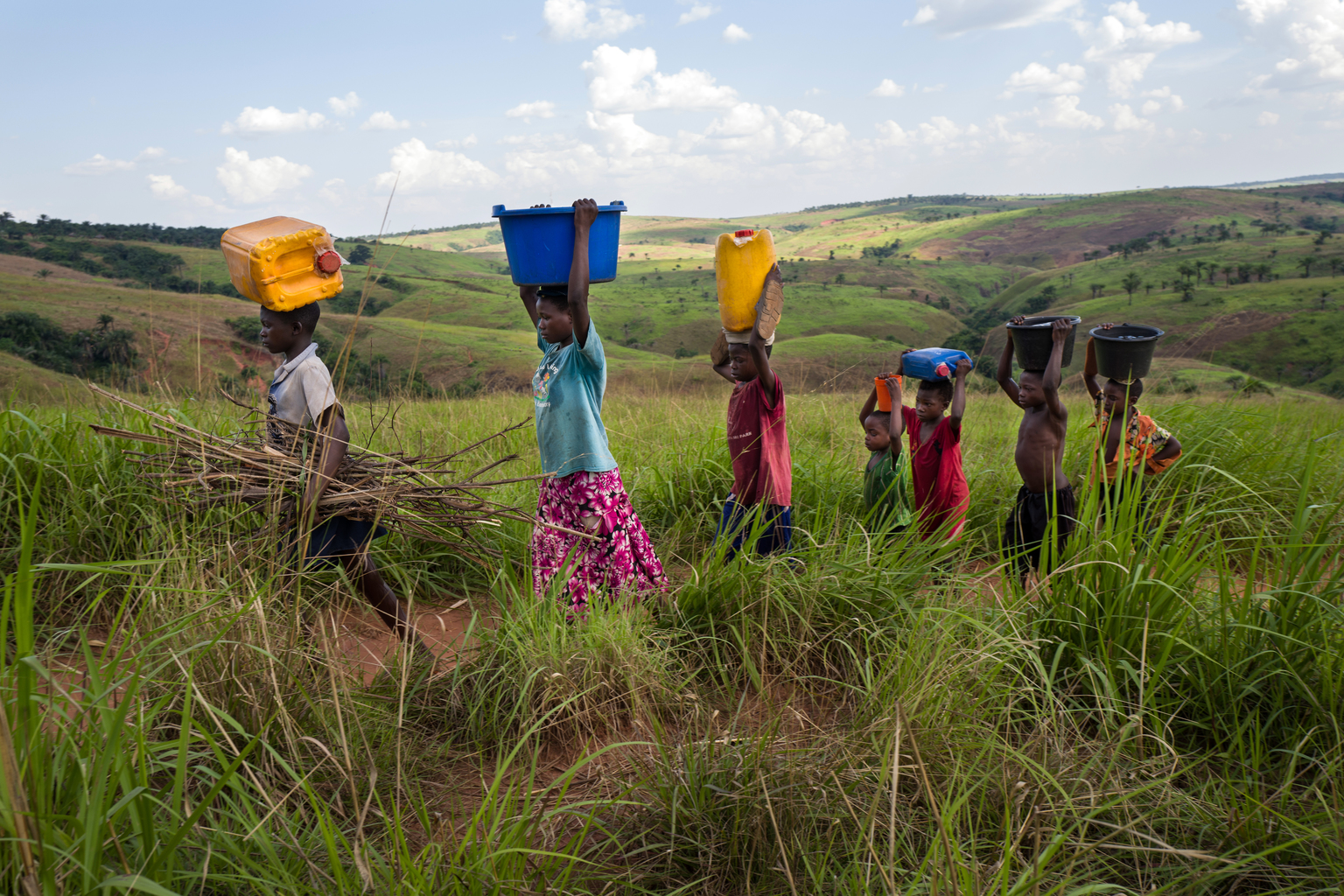 Children are carrying water from a source built by the UNICEF in Tshinyama, a village near Miabi, located 30 km north-west of Mbuji-mayi, in the direction of Kananga, in the province of Kasai Orientale, in the south Of the Democratic Republic of the Congo, a region plagued by conflict between the militia of the traditional leader Kamuina Nsapu and the Armed Forces of the Democratic Republic of the Congo (FARDC) since June 2016. - Des enfants transportent de l'eau d'une source aménagée par l'UNICEF à Tshinyama, un petit village proche de Miabi, situé à 30 km au nord-ouest de Mbuji-Mayi, en direction de Kananga, dans la province du Kasaï Orientale, au sud de la République Démocratique du Congo, une région en proie aux conflits entre les miliciens du chef traditionnel Kamuina Nsapu et les Forces Armées de la République démocratique du Congo (FARDC) depuis juin 2016. In August 2016, fighting oke out in one of the Democratic Republic of Congos (DRC) poorest regions - Kasai - after a traditional leader was killed in clashes with security forces. The situation deteriorated in 2017, unleashing a wave of violence that has now engulfed nine of the countrys 26 provinces.