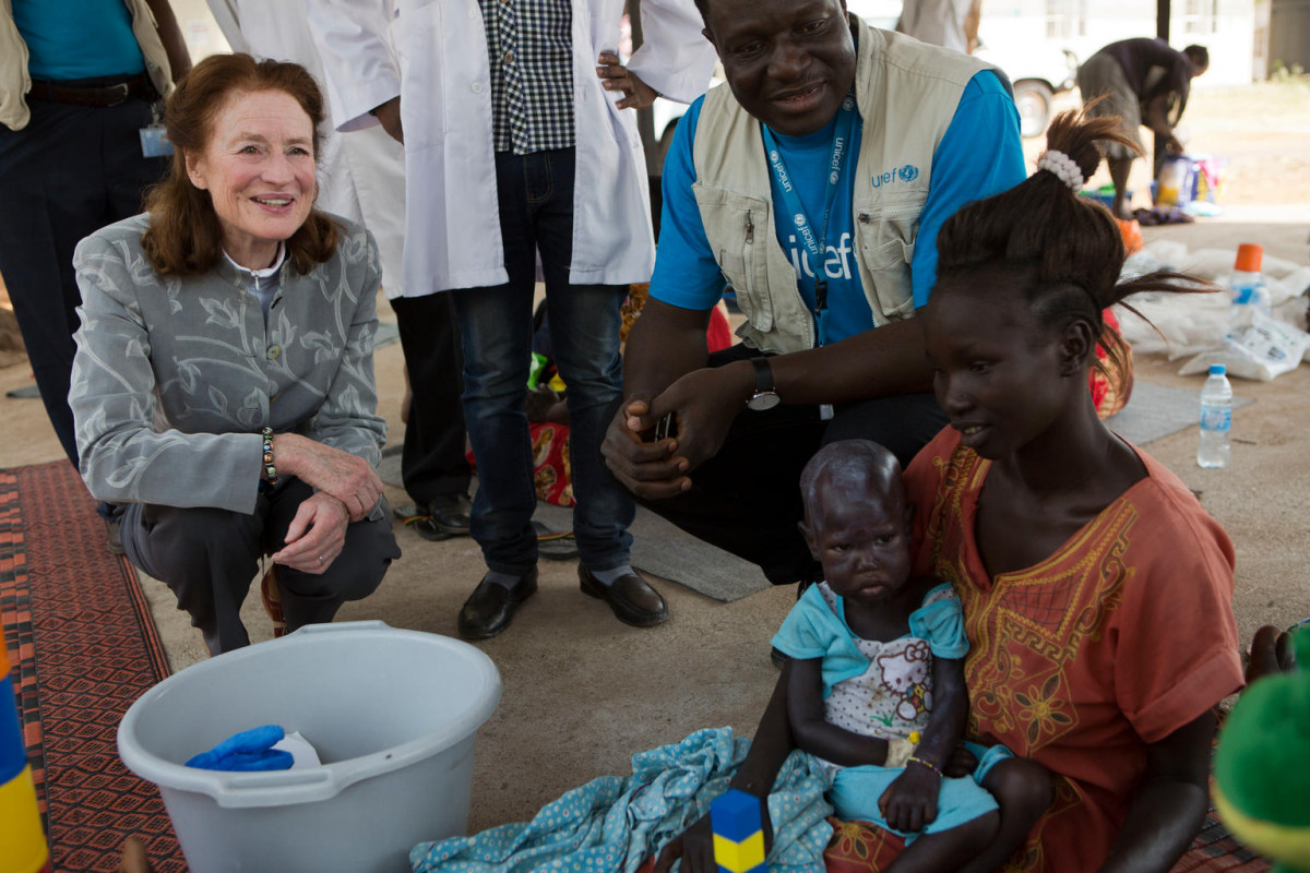 On 17 January 2018 in South Sudan, UNICEF Executive Director Henrietta H. Fore (left) and UNICEF Head of Nutrition Joseph Senesie (in blue) speak with patients at Al Sabbah Hospital, where UNICEF is implementing a nutrition programme, in Juba, the capital.

From 17 to 20 January 2018, newly appointed UNICEF Executive Director Henrietta H. Fore travelled to South Sudan and Kenya to view first-hand UNICEF-supported programme sites and to review the organization’s work in the Eastern and Southern Africa region. Executive Director Fore met with other heads of United Nations agencies and UN representatives, senior government officials, NGO representatives, bilateral and private-sector partners, children, families and UNICEF staff. Ms. Fore also visited displacement and protection sites and health, nutrition, water, sanitation and hygiene (WASH) and education sites during her trip. This is Ms. Fore’s first visit to the field as UNICEF Executive Director. Her tenure as UNICEF’s seventh Executive Director began on 1 January 2018.