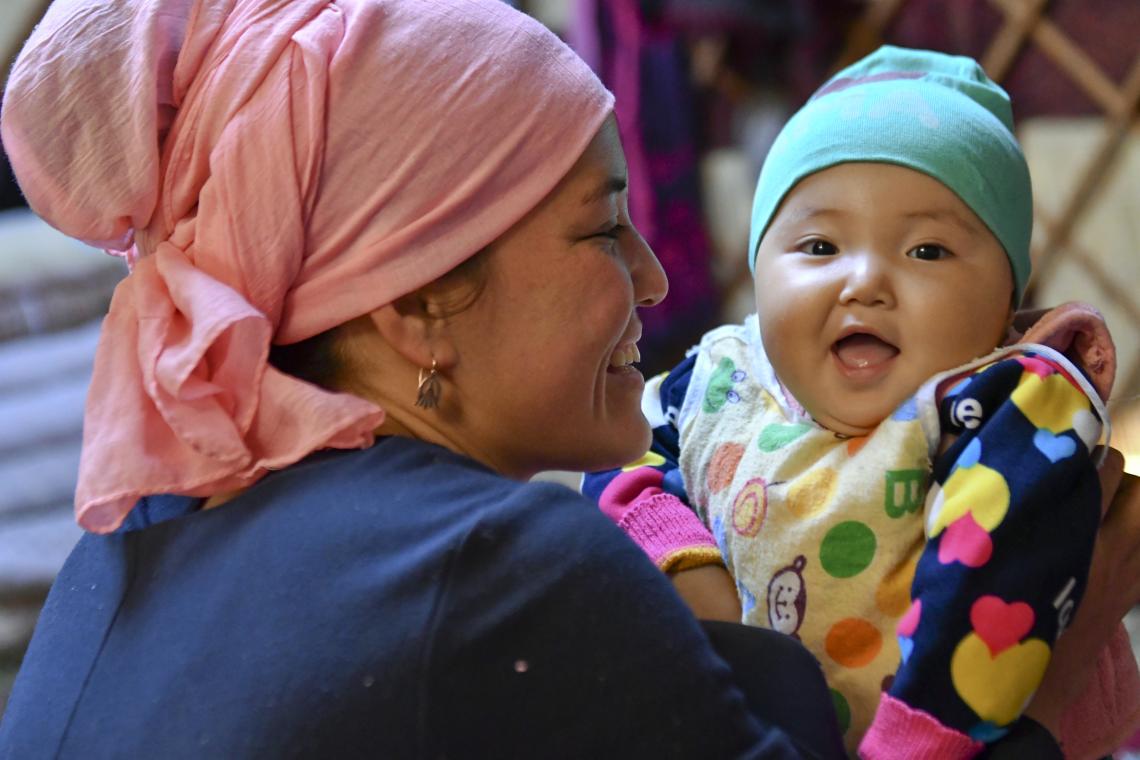 ©UNICEF/UN0151386/Voronin 圖格娜有一歲大，她的名字在吉爾吉斯語中寓意著“滿月”。 圖格娜是懷孕八個月出生的早產嬰兒，她的家人為她選擇這個名字是期盼著她能擁有一個“圓滿的人生”。 