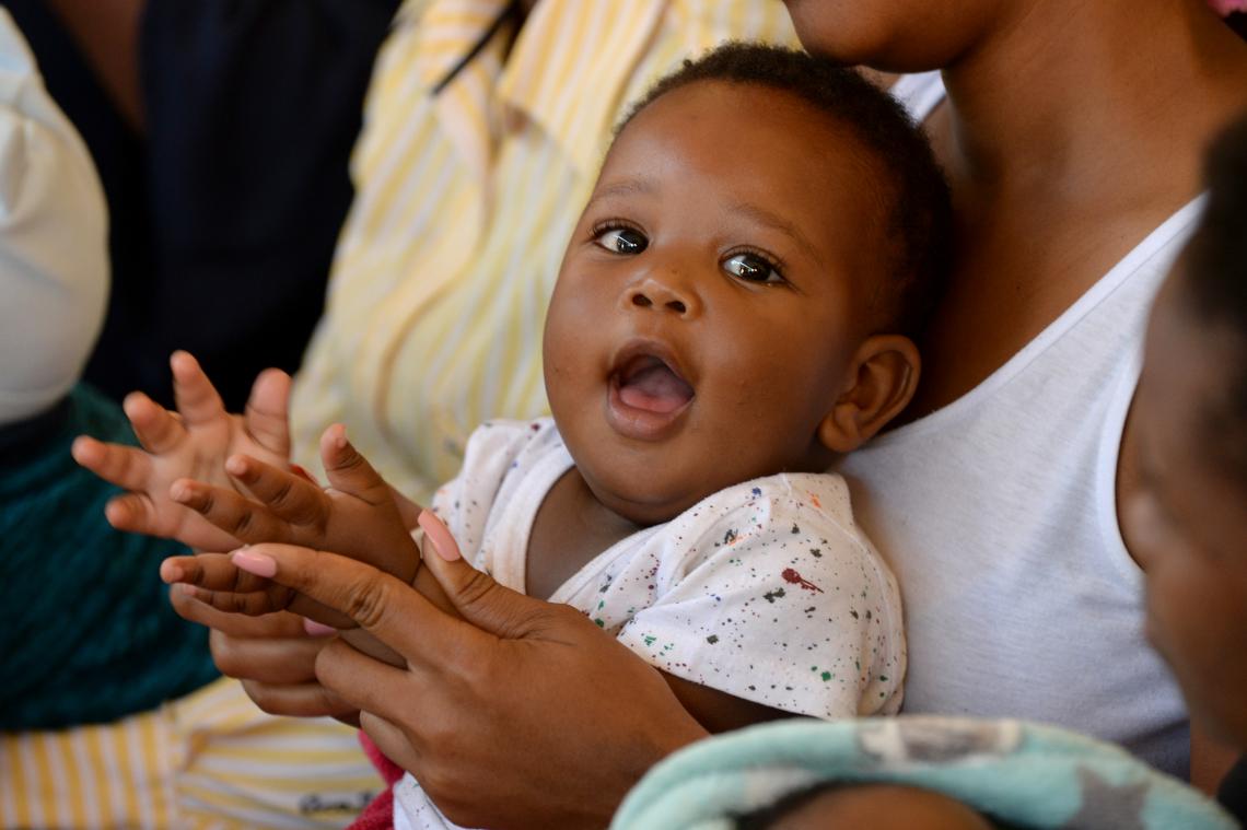 ©UNICEF/UN0208077/Hearfield 在南非,一歲大的阿莫格朗正在開心地與母親玩耍。 15分鐘的玩耍能夠在孩子的大腦中建立成千上萬條神經元連接。
