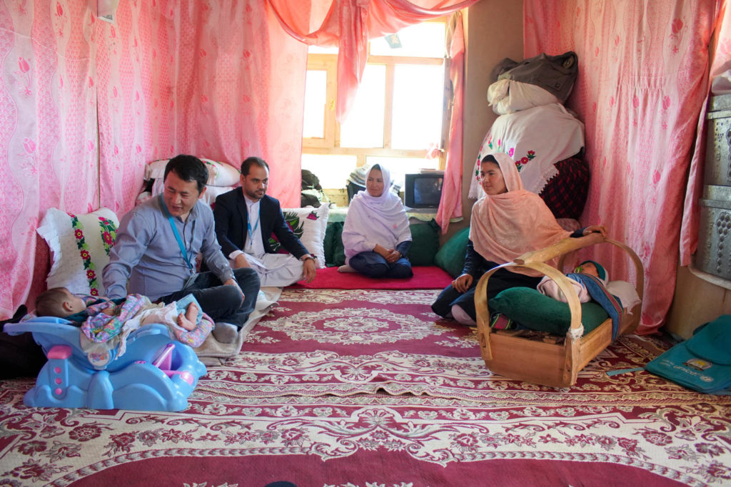 ©UNICEF/UN0211160/Rezayee Surayaa Hussaini’s home is home to an Accelerated Learning Centre (ALC) for students who missed out on primary education. At this ALC centre in Nili, Daikundi in Afghanistan, mothers who are studying at the centre bring their babies along with them.