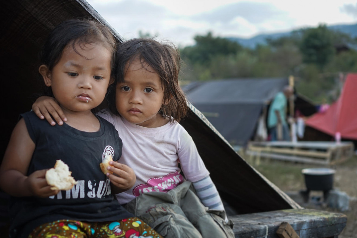 For 2 days Lisa, her mother and sister on the grass under the sky. "It was so cold at night, Lisa kept crying”

On 11 October 2018, UNICEF launched a combined emergency and recovery appeal to meet the urgent humanitarian needs of children in the aftermath of the Sulawesi and Lombok disasters over a period of 6 months. The funds will help provide water, sanitation and hygiene (WASH), health, nutrition, education and child protection services for an estimated 475,000 children, as part of the response led by the Government of Indonesia. 

It is estimated that 1.5 million people have been affected by a tsunami triggered by a 7.4 magnitude earthquake off the coast of Sulawesi on 28 September. As of 9 October, 2,010 people are confirmed dead, 10,700 people seriously injured and 671 people still missing. In Lombok, following a series of destructive earthquakes in August, more than 340,000 people are still displaced and living in 2,800 camps. UNICEF is seeking US$26.6 million to support 1.4 million people access services for WASH, child protection, education, health, and infant nutrition in Central Sulawesi and Lombok.

Around 83,000 people are displaced in Central Sulawesi and some 500,000 people urgently need access to water and sanitation services. Prior to this disaster, Palu, the main urban centre had a low immunization coverage at 49 per cent, and a wasting and stunting prevalence of 12.5 and 36.1 per cent respectively. Central Sulawesi also has one of the lowest rates of sanitation in Indonesia.

These vulnerabilities exacerbate the risk of disease outbreaks for thousands of children. Many of the 2,700 schools in the region could also be affected and the education of 270,000 children could therefore be in jeopardy.

As part of its emergency response, UNICEF and partners will be providing water and sanitation services for displaced populations, complemented by hygiene promotion; UNICEF will also help with the resumption of health and nutrition services and will be