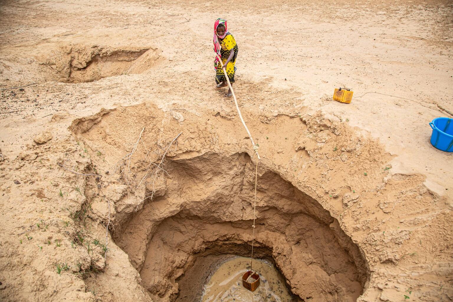 Because of the lack of water in her village, Hawa, a 10 year old girl, and her friends have to fetch water from huge wells dug in the ground. In the heat of the day, she carries 10 to 30 liter basins on their heads to irrigate the market garden. The operation is repeated up to 10 times a day.