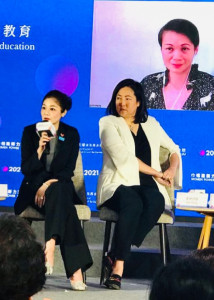 Ms. Judy Chen, Chairman of UNICEF HK (left), spoke at the panel session titled “Arts & Culture” of the 2nd Women Power Forum.