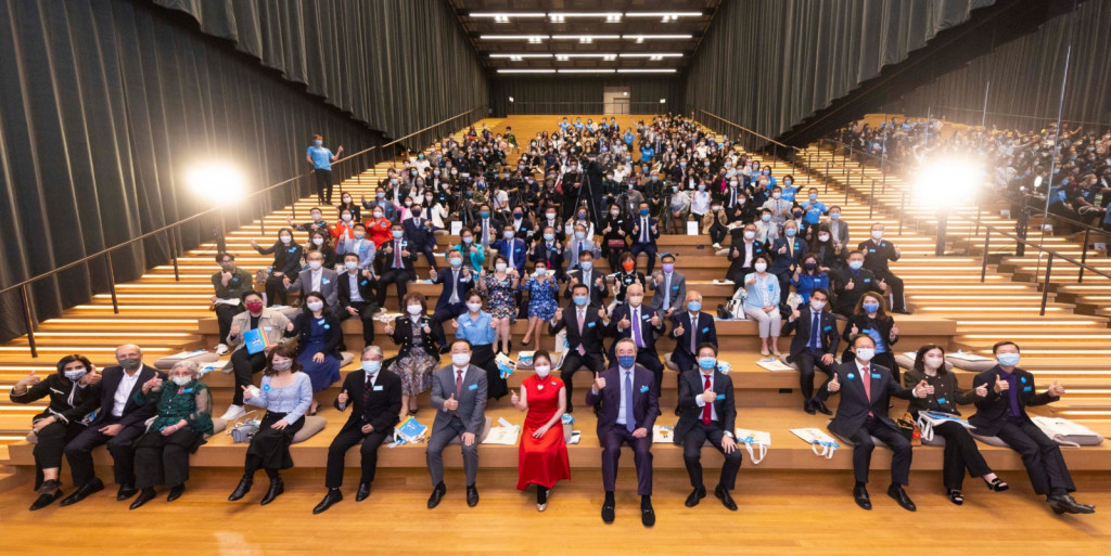 Mr. Henry Tang, Honorary Advisor of UNICEF HK (5 th right front row), Mr. Zhang Zhihua, Director of the Youth Department at LOCPG HKSAR (6th left front row), Mr. Wang Qi, Director-General of the Department of International Organizations and Conferences at The Office of the Commissioner of the Ministry of Foreign Affairs HKSAR (4th right front row), Ms. Judy Chen, Chairman at UNICEF HK (6th right front row) and all attended unsung heroes and guests pictured at the UNICEF HK’s Coloring Every Child’s World with 35 Rainbows commemorative book launch ceremony.