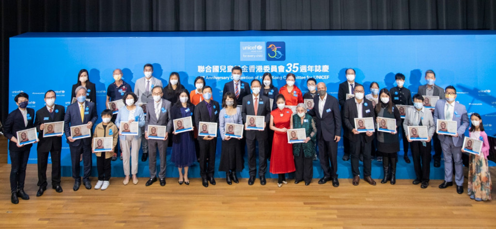 聯合國兒童基金香港委員會主席陳晴女士（前排右八）在《獻給兒童的 35 道彩虹》 紀念書冊發佈典禮上與 UNICEF HK 幕後英雄合照。 