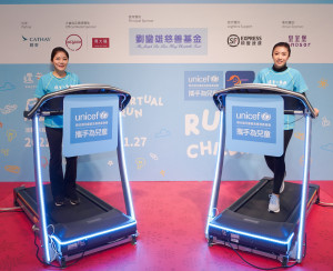 陳晴女士與陳凱韻女士為「還童心導遊」虛擬跑進行起跑儀式 ©UNICEF HK/2021