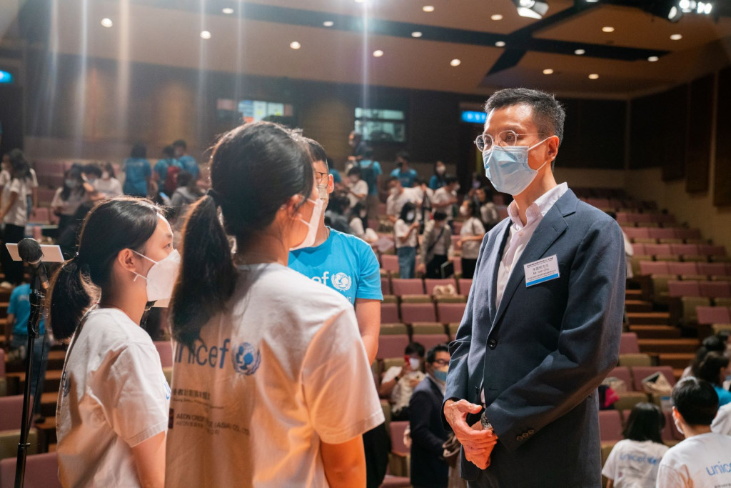UNICEF HK倡議委員會主席朱國樑先生與青年使者閒談 ©UNICEF HK/2022