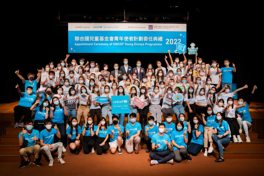 Group photo of Young Envoys and officiating guests ©UNICEF HK/2022