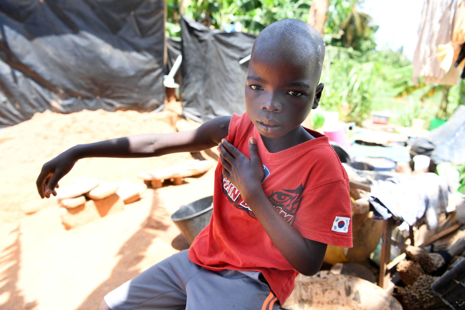 Chris is a nine year old boy who likes to run around in the neighborhoud with his friends. He has had a hard life, his mother is very poor and they live under a plastic tarpoline in a swamp that gets flooded as soon as it rains. Chris normally stays outside late after school. 'I do not like to come home because then I am not allowed to see my friends anymore. And my mother hits me when I do something wrong.' Sandrine Aka Assouan, 40 yars old is the mother of Chris, nine years old. They live together in San Pedro, in the South West of Cte d'Ivoire. Chris is verbally and physically abused by his mother. Sadly, his story is the story of so many others. Sandrine is very poor which stresses her out day and night. Some days she doesn't know if she will be able to feed her son. Her patience is very thin and it is not rare that she hits her son when she is exasperated and he dosen't seem to listen to her. 'I come to a point I don't know how the handle to situation or him, for that matter.' One day social services came with the police and Sandrine was told that she had to stop mistreating her son otherwise he would be ought to a center to protect him. Despite everything, Sandrine says she loves her son very much and didn't want him to be abandoned in a system. Since then, Chris and Sandrine have be able to eath a bit better since then. Sandrine receives some financial support which helps her to cope better and social servics follow Chris closely. In Cte d'Ivoire, 86% of children are disciplined physically and 20% are hit so violently that it leaves permanent marks.