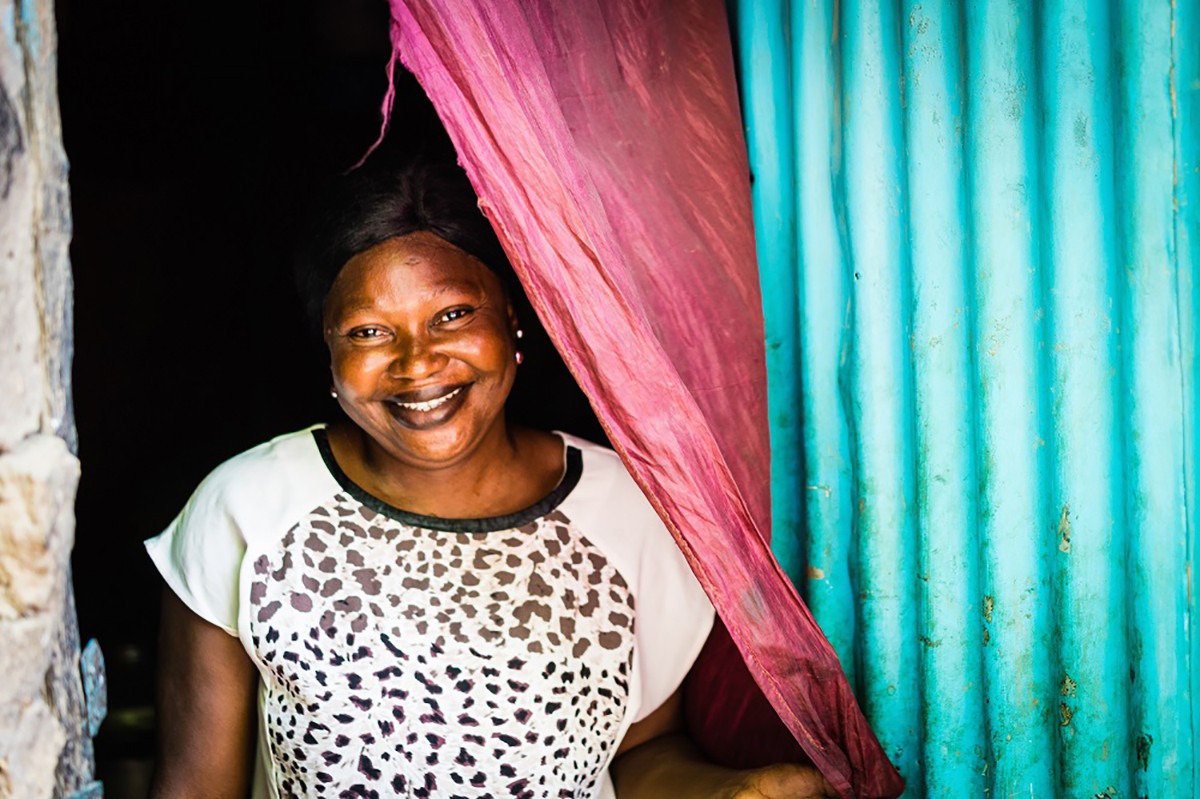 Oremta a 3 enfants, elle est veuve et séro-positive. Elle a bénéficié de la formation du projet VIH pédiatrique pour devenir pair éducateur, ce 6 mai 2017, elle anime une discussion autour du VIH chez elle. Elle est fière de compter parmi les participants Irene et son bébé né sain grace à sa sensibilisation.