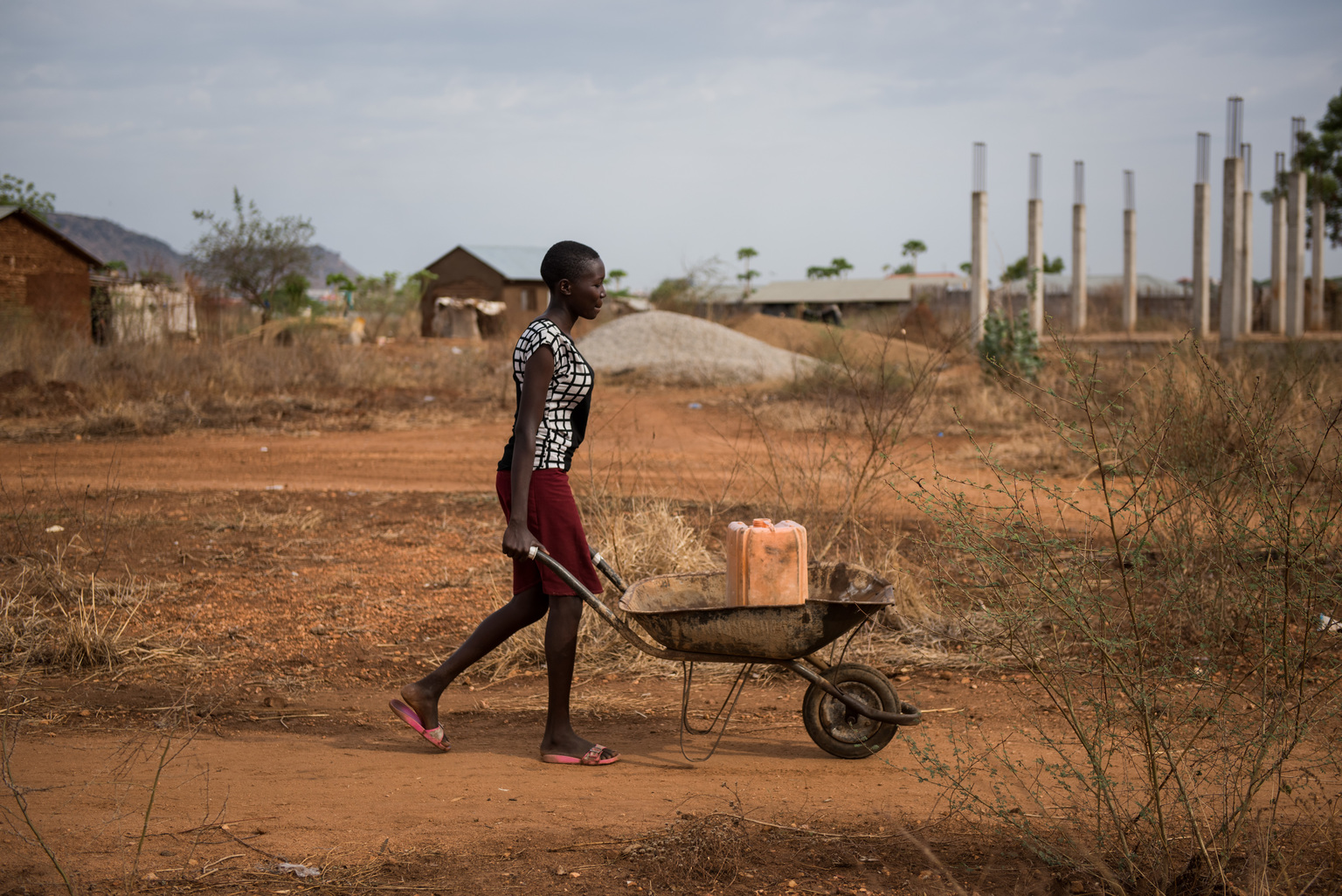 Seventeen-year-old Amal pushes a wheelbarrow with a jerry can of untreated water from a tap on the outskirts of Juba, South Sudan, Friday 17 March 2017. “I don’t have to walk to the river any more, which means I have more time to study, but the water is still dirty, and I worry about my younger siblings getting sick when they drink it” says Amal, who fetches water every day. A worsening water crisis, fuelled in part by conflict and a deteriorating economy, is just one more challenge families in Juba face on a daily basis. In 2015, an estimated 13 percent of residents had access to municipal water, supplied mainly through a small piped network and boreholes – but this number is likely to have dropped following the violence that hit the city in 2016. For those without municipal access, water is mostly provided through private sector water trucking. Because they draw untreated water straight from the White Nile river, UNICEF, in coordination with the Juba city council, has been providing the trucks with chlorine to treat the water and reduce the spread of deadly waterborne diseases. There are more than 2,000 water tankers in the city, but as running costs continue to rise, so to does the price of water for customers. The lack of safe water means those living in the capital are at huge risk to the spread of deadly waterborne diseases, with children especially vulnerable, exacerbating a growing nutrition crisis. A cholera outbreak which started in Juba in July 2016 has already killed 83 people and infected almost 4,500 others. Many of those who have been affected live in poor neighbourhoods, with little access to safe water and sanitation facilities.